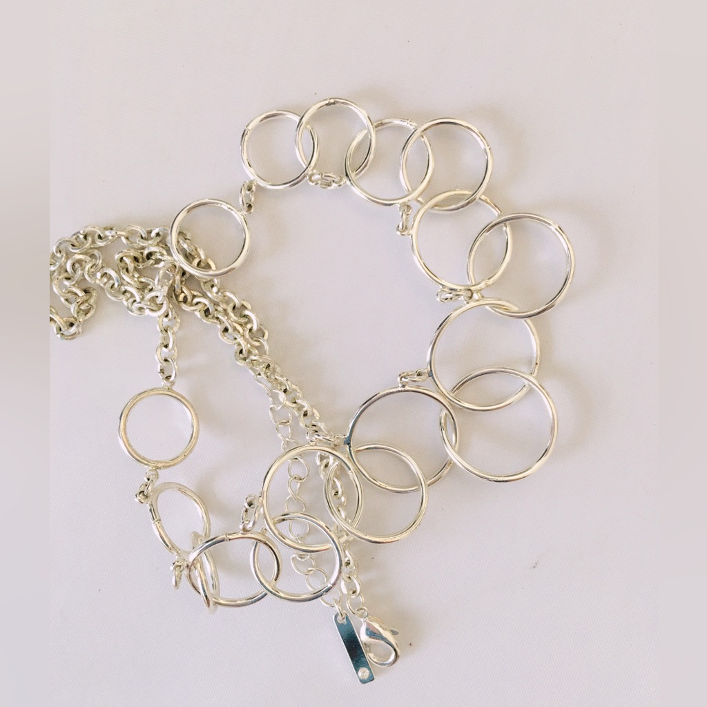 Nine West Silver Tone Hoop Chain Circle Necklace 10$